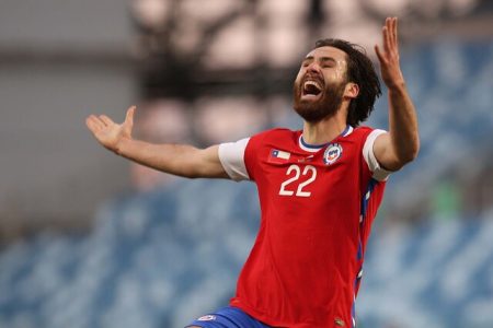 Ben Brereton celebra su primer gol con La Roja